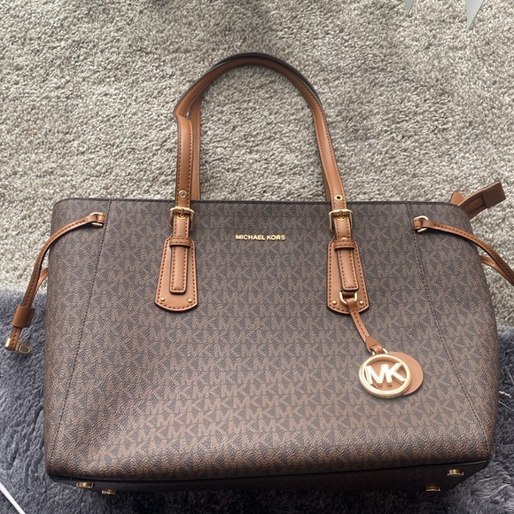 Micheal Kors Purse - Picture 2 of 5